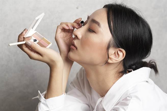 RMK镜光魅影眼采盘＃01，10g，2250元。（RMK提供）