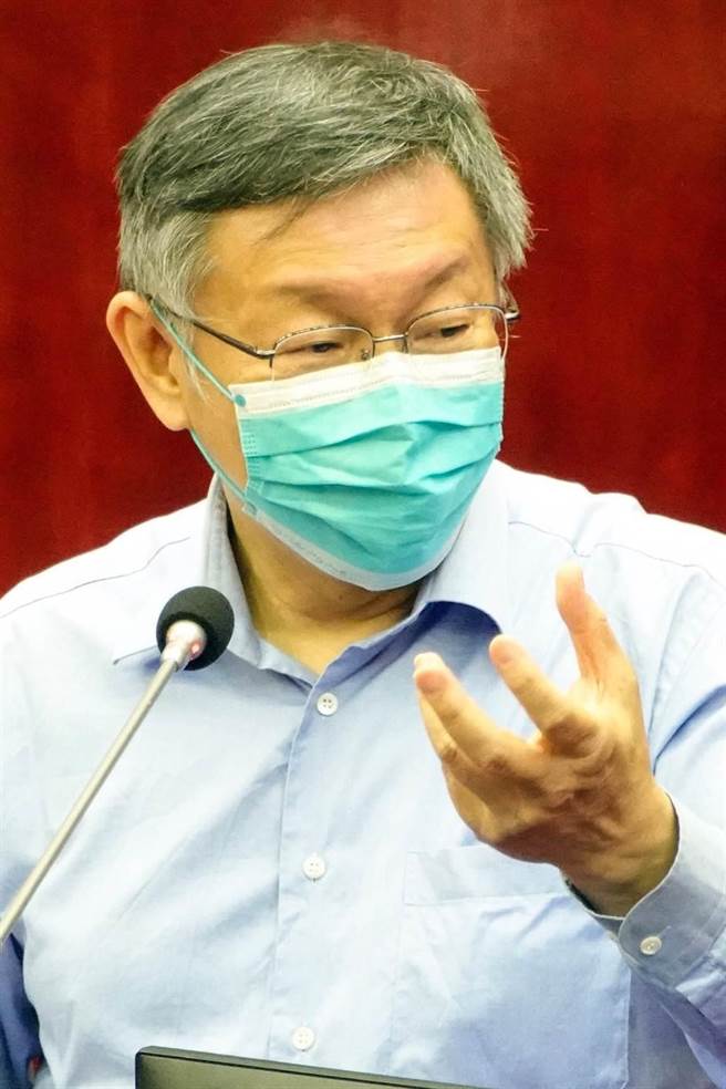 台北市长柯文哲近日为基隆捷运与基隆市长林右昌不断隔空互呛，28日柯文哲赴市议会备询时被问到该争议是不是蔡政府的「芭乐票」？柯文哲表示，基隆轻轨不见了，现在「再换一张芭乐票」。（邓博仁摄）
