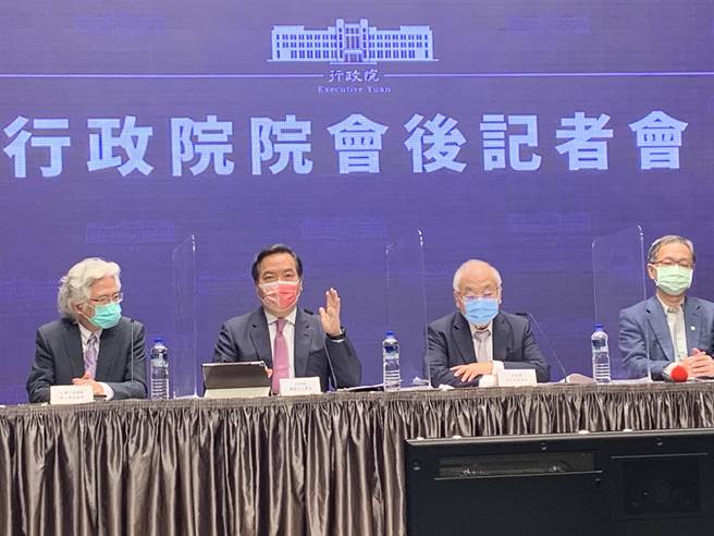 行政院長蘇貞昌今拍板明年軍公教將調薪4％，退休軍公教退休金也研擬要調整，行政院發言人羅秉成、人事行政總處人事長施能傑、主計總處主計長朱澤民今出席行政院會後記者會說明。（林縉明攝）