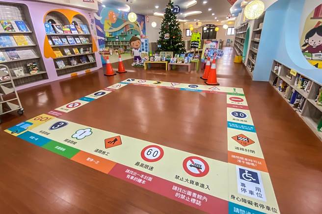 竹东镇中山国小今将校内图书馆地板结合交通安全标志做成「大富翁游戏」。（罗浚滨摄）　
