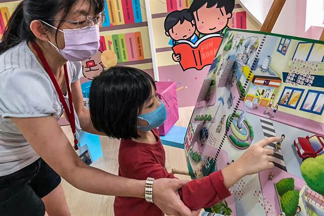 竹东镇中山国小「交安关心你」活动，让孩子从绘本中学到上下学应注意事项。（罗浚滨摄）