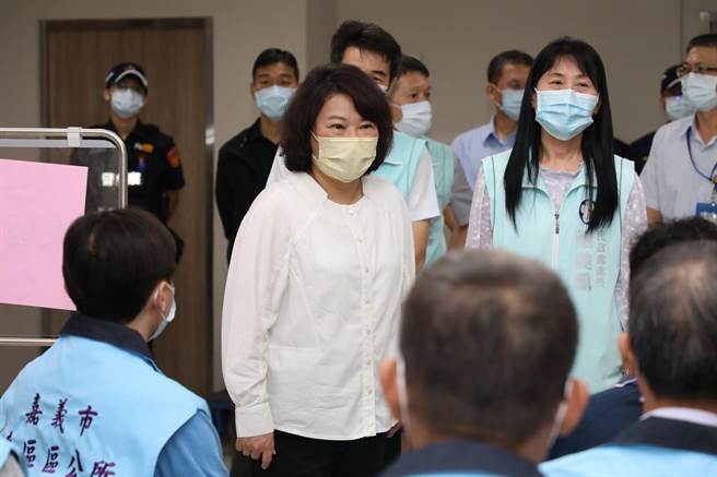 嘉义市长黄敏惠到台银视察清点消费现金情形。（嘉义市政府提供）