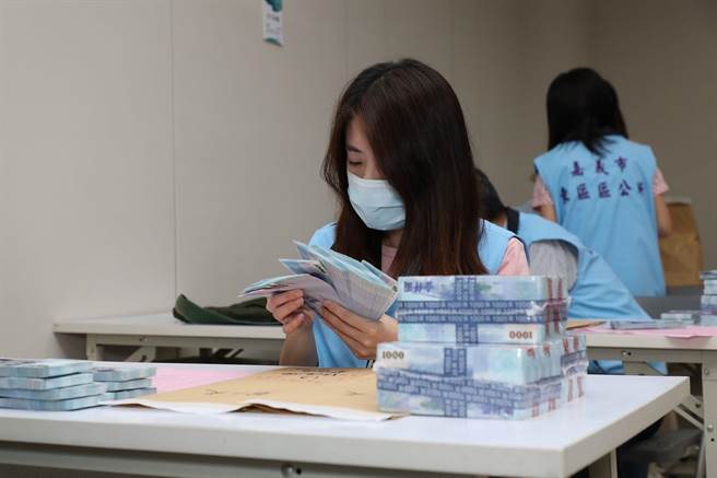嘉义市政府人员在台银点钞、分装情形。（嘉义市政府提供）