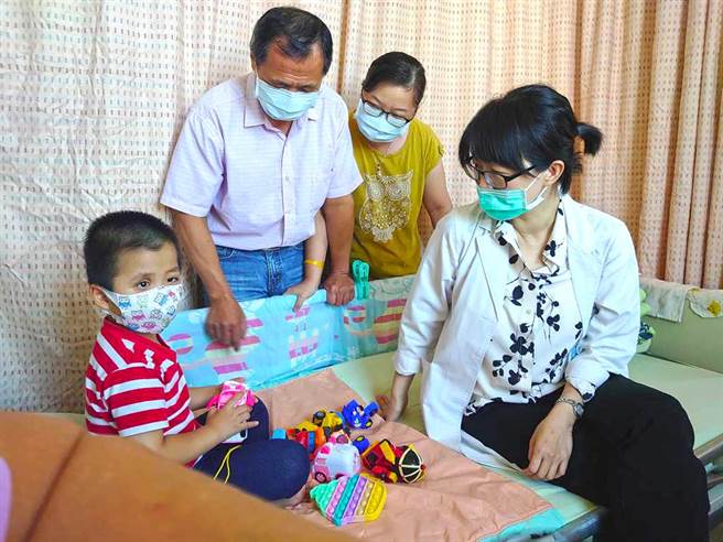 淚謝各界愛心善款！彰化4歲眼癌小弟順利募得650萬 如願赴美治療。(圖/袁庭堯傳真)