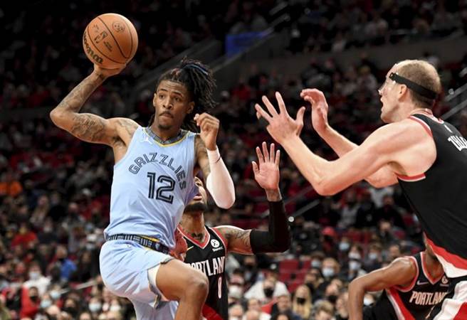 灰熊队后卫Ja Morant持球进攻。（美联社）