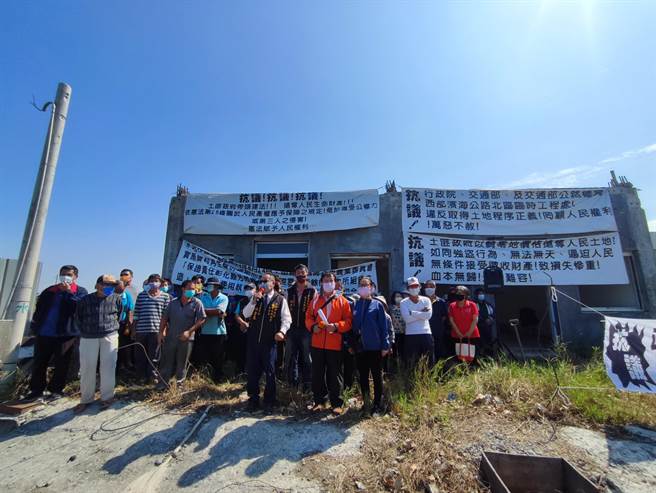 28日有多位农民出面陈情，表示他们合资兴建「三林港社区合作社」，早在工程前就取得建照，房子都盖了如今却遭县府与公路总局强制徵收，甚至要强拆他们房子。（吴建辉摄）