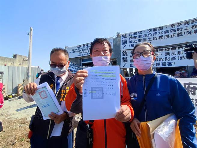 自救会代表人洪绅富表示，2015年经由法拍取得芳墘段672地号土地，2018年7月9日申请取得建照兴建「集货运销处理室」，但同年9月却通知这里要盖路，期间县府等单位都没有告知，现在要强拆谁能接受。（吴建辉摄）