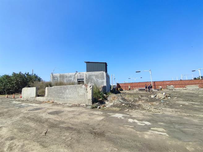 彰化县芳苑「东西向快速道路台76线永兴至文津路段工程」正在如火如荼兴建中，但与台17线交界处却出现钉子户。（吴建辉摄）