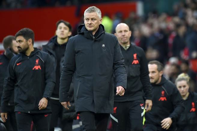 曼联总教练Ole Gunnar Solskjaer(中)在中场休息时间离开球场。（美联社资料照）