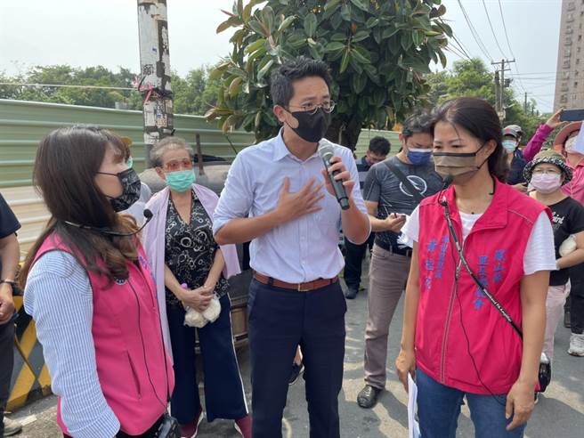 高雄凤山区诚智里一处占地1.28公顷的国有土地先前标租给绿能业者，准备建置地面型太阳能发电站，但严重影响居民生活及环境问题，经发局长廖泰翔承诺会执行相关停工程序，盼该地未来有更好的用途及发展。（洪浩轩摄）