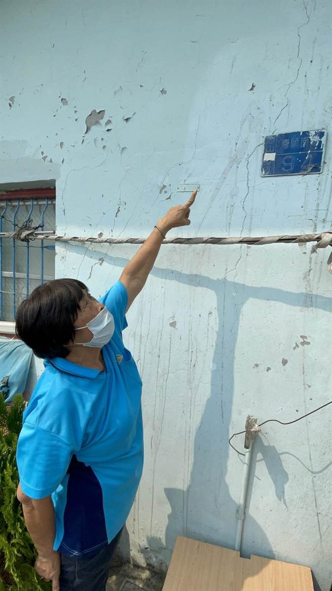 高雄凤山区诚智里一处占地1.28公顷的国有土地先前标租给绿能业者，准备建置地面型太阳能发电站，但严重影响居民生活及环境问题，甚至疑似在施工期间震裂民眾房屋，引发当地居民大力反弹。（洪浩轩摄）