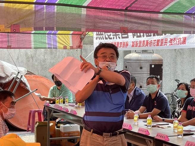 高雄凤山区诚智里一处占地1.28公顷的国有土地先前标租给绿能业者，准备建置地面型太阳能发电站，但严重影响居民生活及环境问题，甚至疑似在施工期间震裂民眾房屋，引发当地居民大力反弹。（洪浩轩摄）