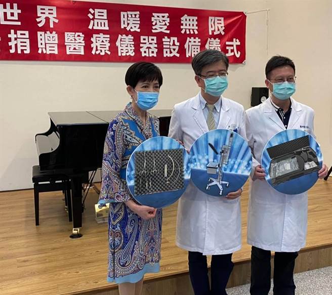 金门旅台乡亲李能缘（左）今天再捐赠金门医院3项医疗仪器，充实护理科、泌尿外科及心臟血管外科设备。（金门医院提供）