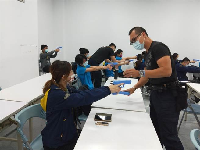 法务部廉政署第47期廉政人员训练班的12名学员，也前往新北市政府警察局进行实务训练，从情境打靶开始，体验警察执行勤务的辛劳，及可能遭遇的各种突发状况，让实务与训练相结合。(新北市警局提供)