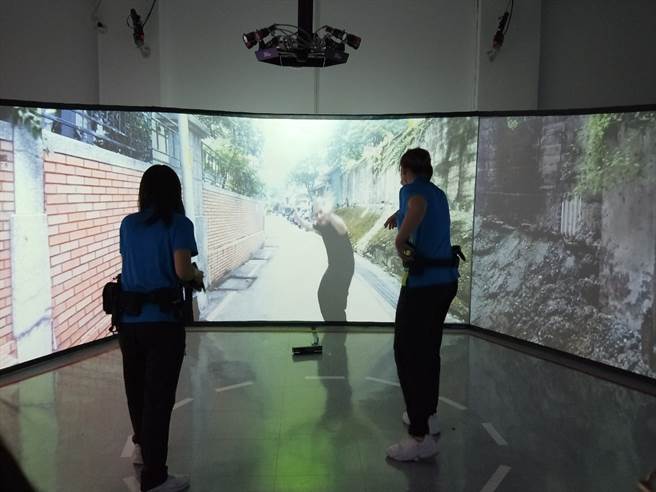 法务部廉政署第47期廉政人员训练班的12名学员，也前往新北市政府警察局进行实务训练，从情境打靶开始，体验警察执行勤务的辛劳，及可能遭遇的各种突发状况，让实务与训练相结合。(新北市警局提供)