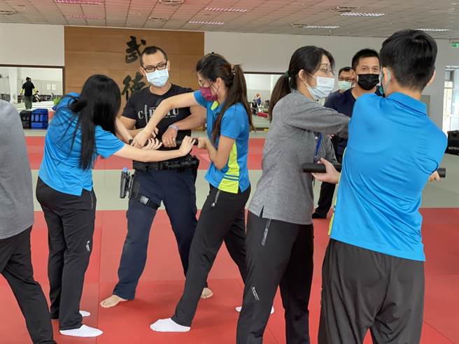 法务部廉政署第47期廉政人员训练班的12名学员，也前往新北市政府警察局进行实务训练，从情境打靶开始，体验警察执行勤务的辛劳，及可能遭遇的各种突发状况，让实务与训练相结合。(新北市警局提供)