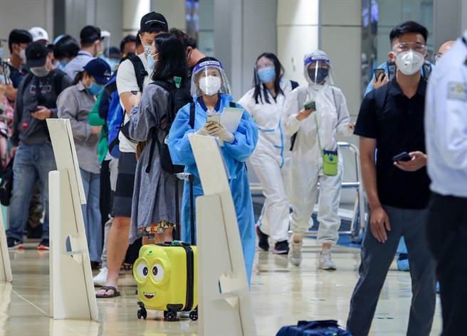 春節返台居檢縮短？陳時中表示會在下周宣布。圖為桃園機場入境旅客檢疫。（資料照 陳麒全攝）
