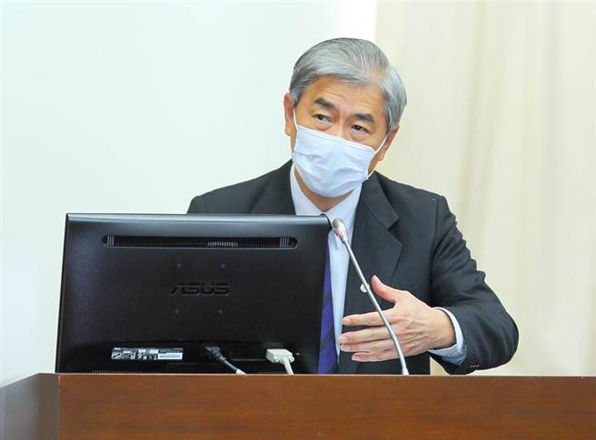 国泰世华银行ATM出包，由董事长郭明鑑日前率高层公开道歉并提出补偿方案，金管会主委黄天牧（如图）28日表示，「这是妥适的，建立一个好的模式」；但未来是不是银行系统出问题，都要董事长出面道歉，黄天牧表示，要看比例原则，但重点就是银行要对客户负责任。（张铠乙摄）