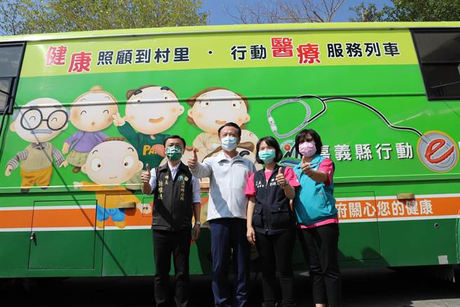 今由嘉义县长翁章梁、乡长孙维聪、县议员刘雅文和卫生局长赵纹华现场抽出得奖者。（吕妍庭摄）