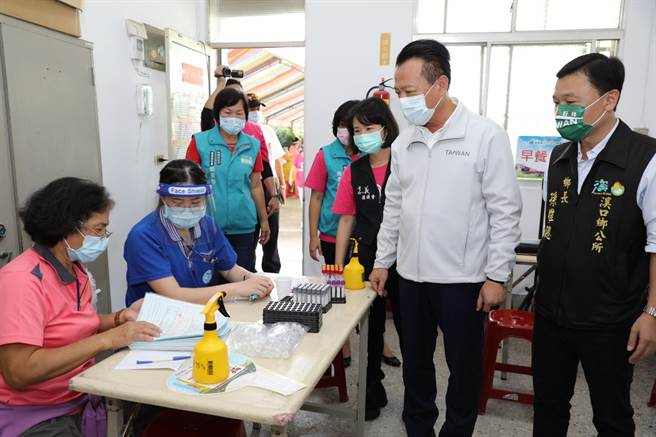 为鼓励民眾踊跃参加四癌筛检，嘉义县卫生局推出「犇向健康-定期筛检」抽奖活动，吸引逾6万人筛检。（吕妍庭摄）