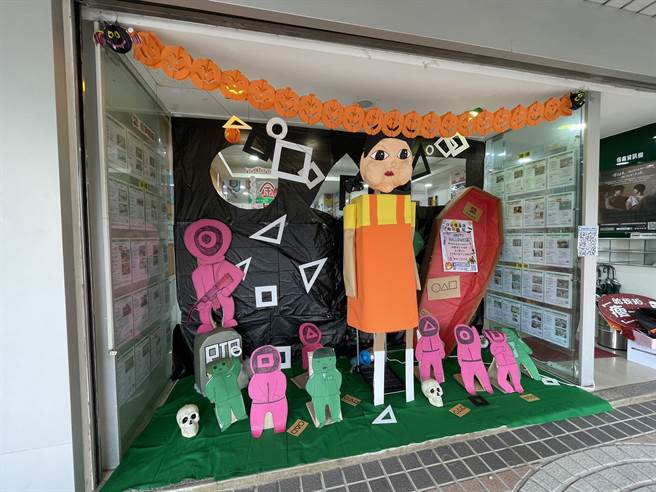 万圣节来临，信义房屋汐止樟树店创意自制韩国最夯电视剧「鱿鱼游戏」木头人公仔摆放。(图／信义房屋提供)