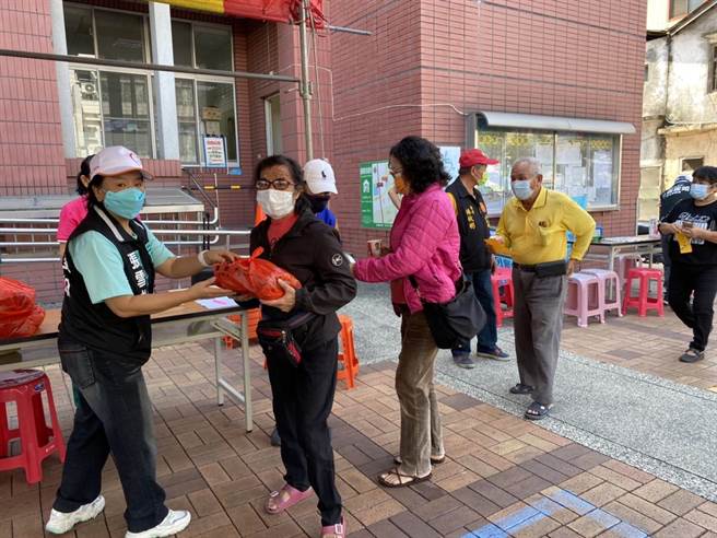 民眾黨彰化縣黨部主委張雪如(左)親自將物資送到民眾手中，希望陪伴所有彰化鄉親兔過難關。 (民眾黨提供／吳建輝彰化傳真)