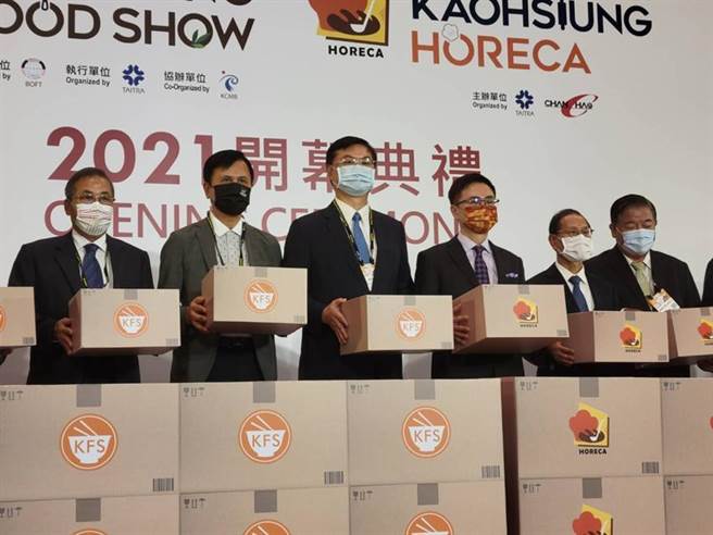2021高雄国际食品展等三大联展，28日由国贸局高雄办事处长赖国星（右二起）、外贸协会董事长黄志芳、以及高雄副市长罗达生等人启动开幕仪式。图/顏瑞田
