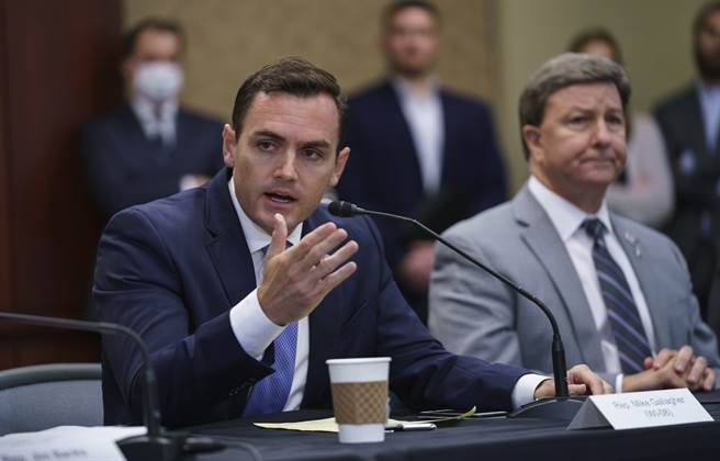 (图左)美国共和党藉眾议员盖拉格(Mike Gallagher)。 (图/美联社) 