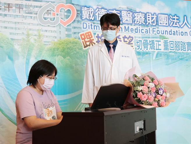 许老师演奏钢琴脚踝可正常踩踏板，嘉基骨科医师罗胜彬欣慰恭贺康復。（嘉基医院提供）