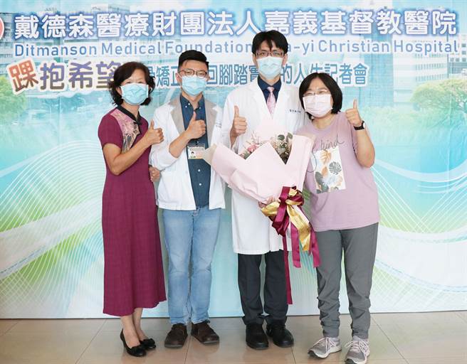 许老师与妈妈感谢嘉基医院骨科罗胜彬医师（右二）与骨科团队。（嘉基医院提供）