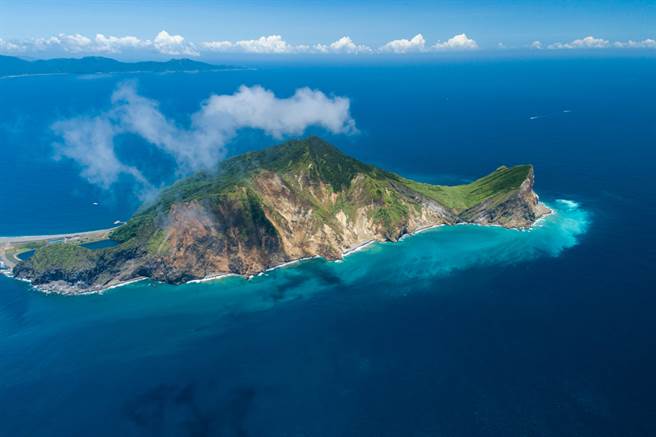 宜兰二连震后龟山岛磺烟喷发。（图／shutterstock）