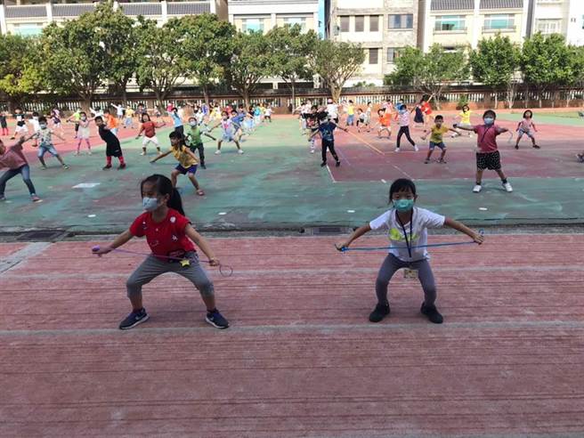 頭份市信義國小跨領域美感教育，由低年級同學由跳繩開始玩起。（信義國小提供／謝明俊苗栗傳真）
