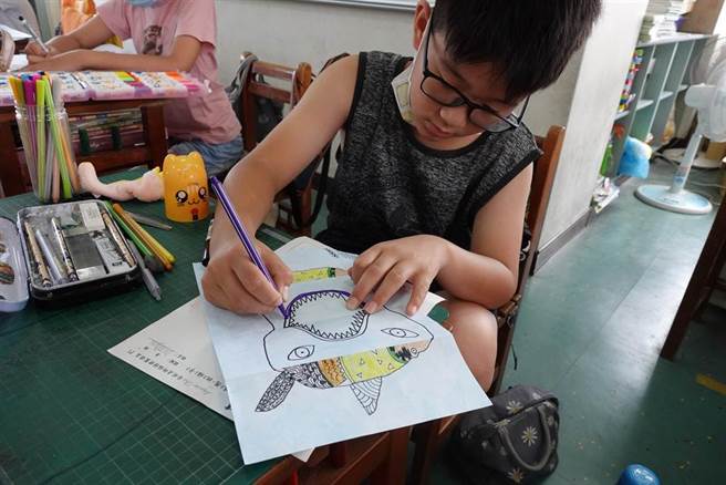 頭份市信義國小跨領域美感教育，由低年級同學學習絹印來製作跳繩隊服。（信義國小提供／謝明俊苗栗傳真）
