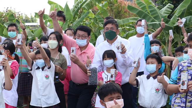 台南市新营区新泰国小推广食农教育，学生种毛豆、喝台湾自产黑豆浆。（张毓翎摄）