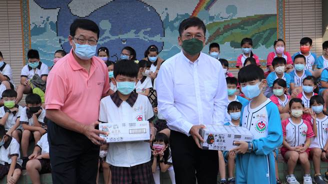 台南禾泰粮行负责人陈建玮也赠送台湾自产黑豆浆给师生享用，由台湾农权总会长张豪泽（右二）代表捐赠，传达对农民的支持。（张毓翎摄）