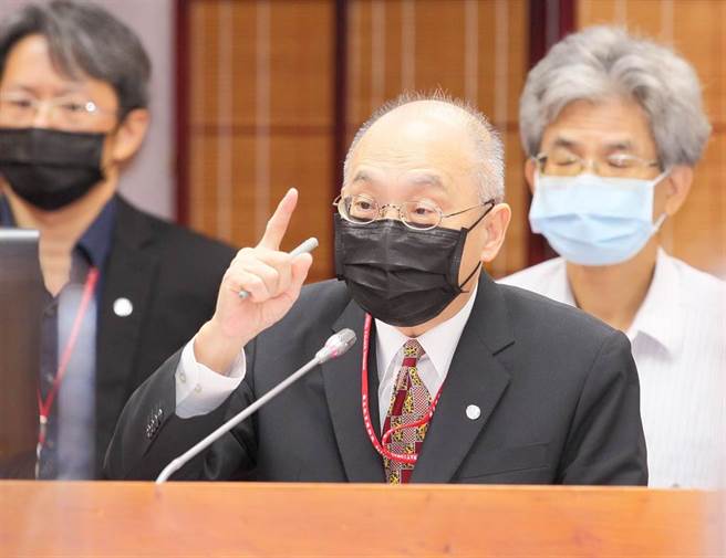 国立故宫博物院28日在立法院教育文化委员会做111年度施政及业务计画及收支预算案报告，院长吴密察（中）指出，故宫与学校的教学合作确实都因为疫情而停摆，「但在疫情之后也很努力衝刺」，公务计画预计到年底达成率会到90.98％。（张铠乙摄）
