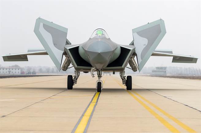 外媒指出，双座型歼20可能成为大陆「忠诚僚机」的操控者，协助未来第一代无人僚机有效发挥作战能力。图为歼20。（图／新华社）
