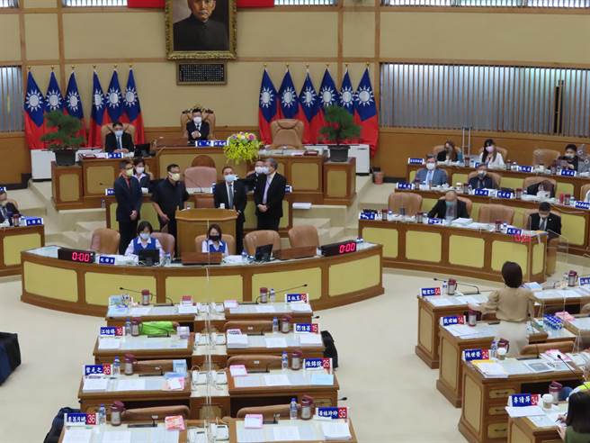 议员质疑动保处包庇违法宠物业者 新北农业局反击是抹黑。（叶德正摄）