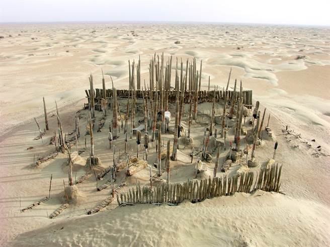 新疆有4000年歷史的木乃伊「小河公主」身世之谜进一步揭晓，跨国团队发现，有着西方面孔的小河公主可能不是外来民族，而是当地一个已经在1万年前消失的族群后代。图为挖出小河公主的新疆小河墓地遗址。（图／中新社、新疆文物考古研究所提供）