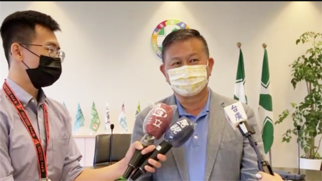 民进党台中市党部主委李天生强调：「应该是她，林静仪迁户籍代表她有资格参选，但党中央还未对外正式宣布。」（陈世宗摄）