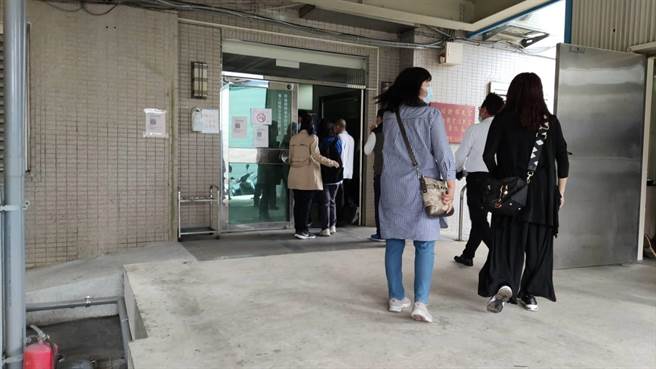 国籍航空61岁委内瑞拉机师23日在桃园市家中猝死，桃园地检署28日下午解剖，採集检体送验。（赖佑维摄）