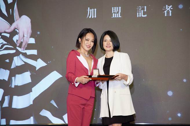 戴爱玲（左）日前刚与华纳董事总经理周纯如一同出席加盟记者会。（资料照／华纳提供）