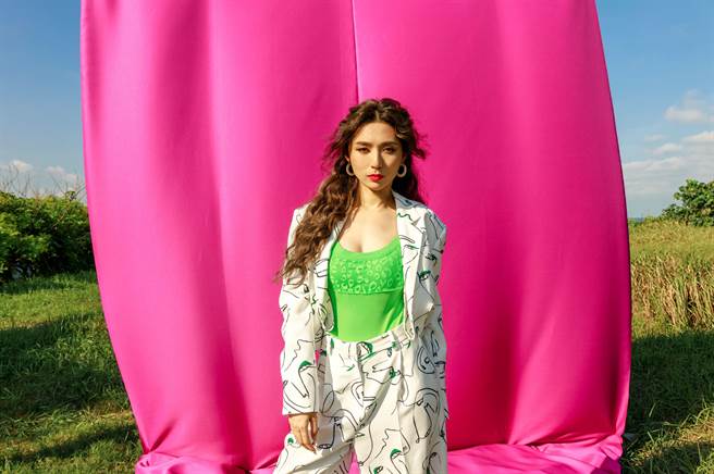 黃瑋昕新歌MV的畫面色彩對比明顯。（新禧未來音樂提供） 