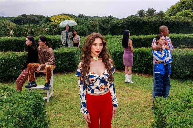 黃瑋昕新歌MV的畫面色彩對比明顯。（新禧未來音樂提供） 