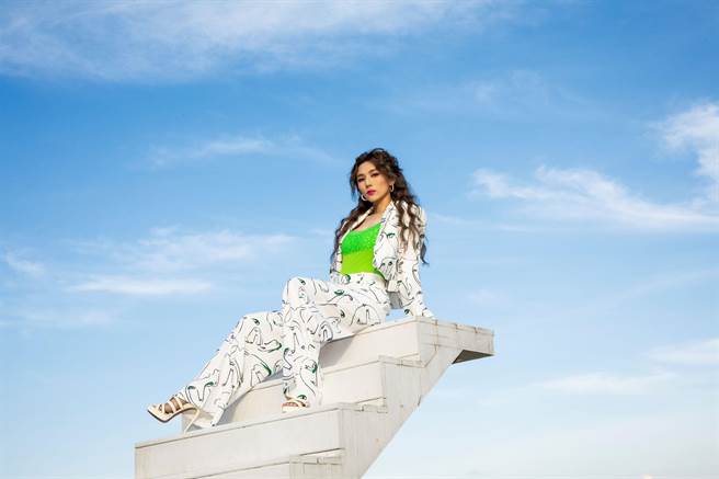 黃瑋昕爬上天梯拍攝MV。（新禧未來音樂提供）