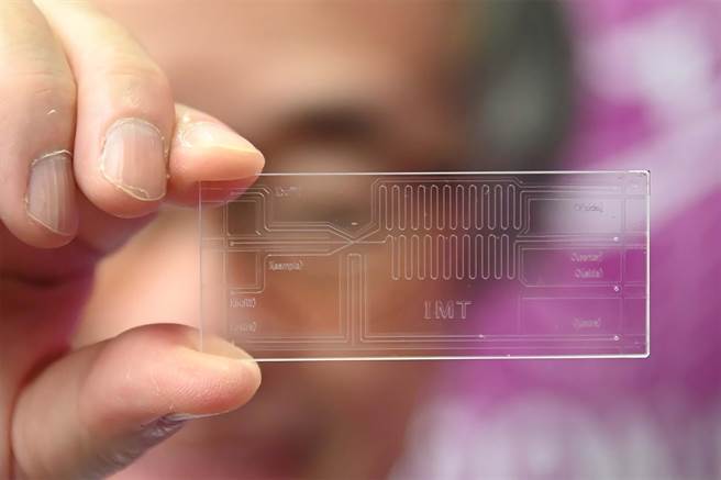 清華大學玉山榮譽講座教授北森武彥研發出新型微流體晶片。（清大提供／邱立雅竹市傳真）