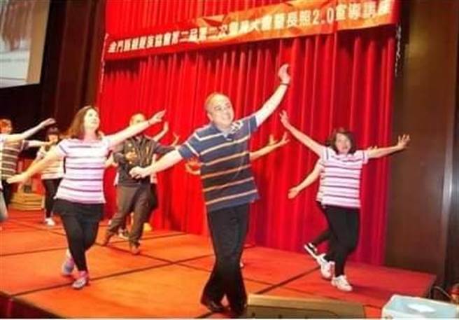 金門金寧鄉公所主任祕書蔡世舜（中）加入社區發展協會志工行列，帶領鄉親長者走向健康的人生下半場。（金寧鄉公所提供）