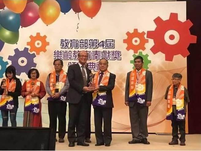 蔡世舜（右三）以無私的奉獻和成果獲得教育部「2021年社會教育貢獻獎－個人獎」。（金寧鄉公所提供）