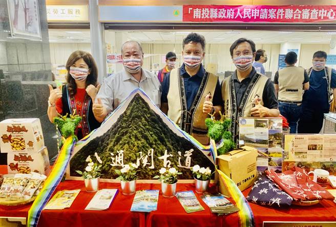 信义乡长全志坚（右二），欢迎大家到东埔温泉泡汤。（廖志晃摄）