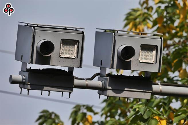 交通部修法，放宽罚锾收入可拿来添购科技执法设备。图为台北市自强隧道区间测速仪器。（本报资料照）